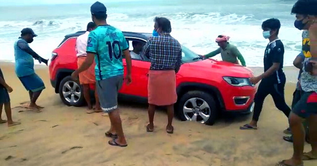 jeep compass 4x4 stuck on a kerala beach